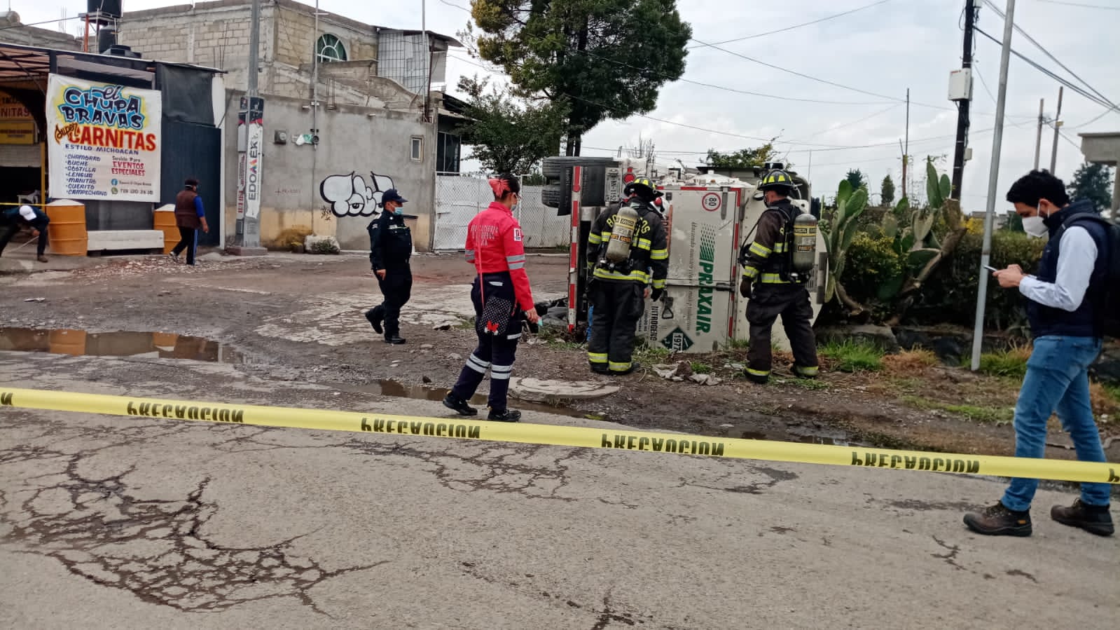 2021-07-01-rapida-respuesta-de-pc-y-bomberos-toluca-ante-volcadura-de-pipa-con-nitrogeno