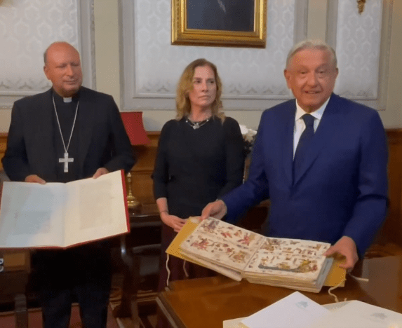 2021-09-22-llegan-a-mexico-documentos-historicos-solicitados-por-amlo-al-papa