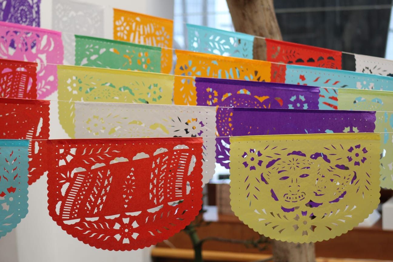 2021-10-29-es-papel-picado-una-artesania-mexiquense-que-da-color-a-la-tradicion-de-dia-de-muertos