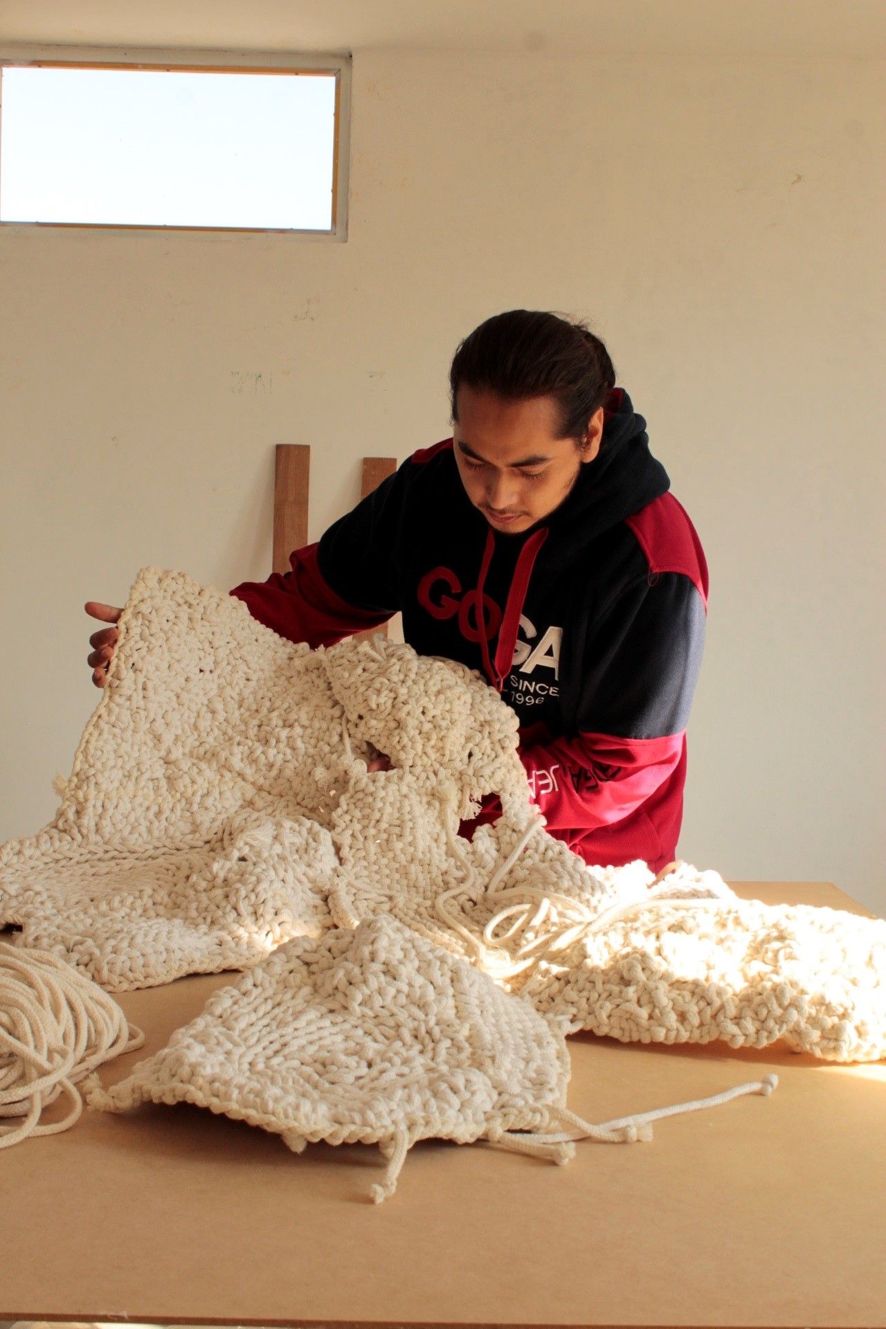 2022-02-02-desbordar-formas-peculiares-de-crear-con-el-textil-un-proyecto-con-el-que-abraham-calvario-convierte-el-tejido-en-arte-tridimensional