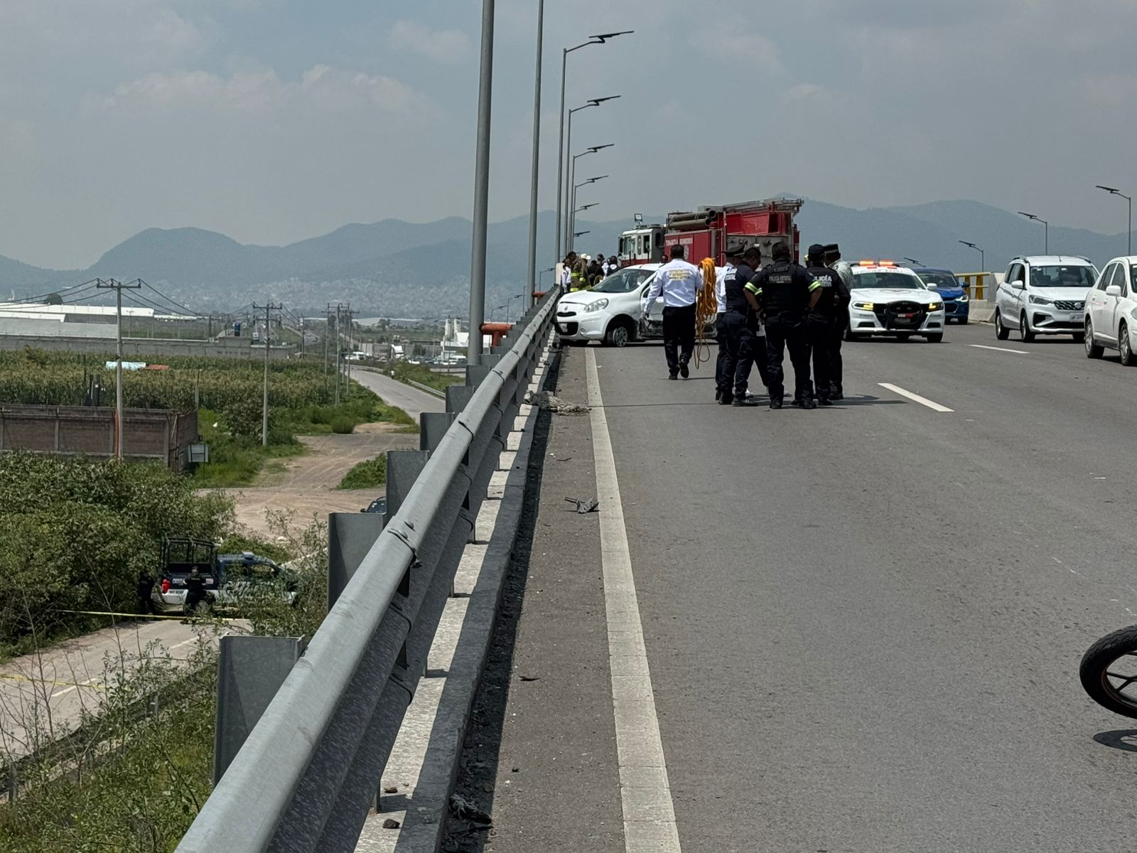 Muere motociclista tras accidente automovilístico y caer de puente vehicular