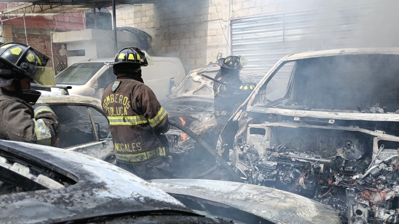 Consumidos 6 vehículos por incendio en taller de Toluca; no se registran  pérdidas humanas