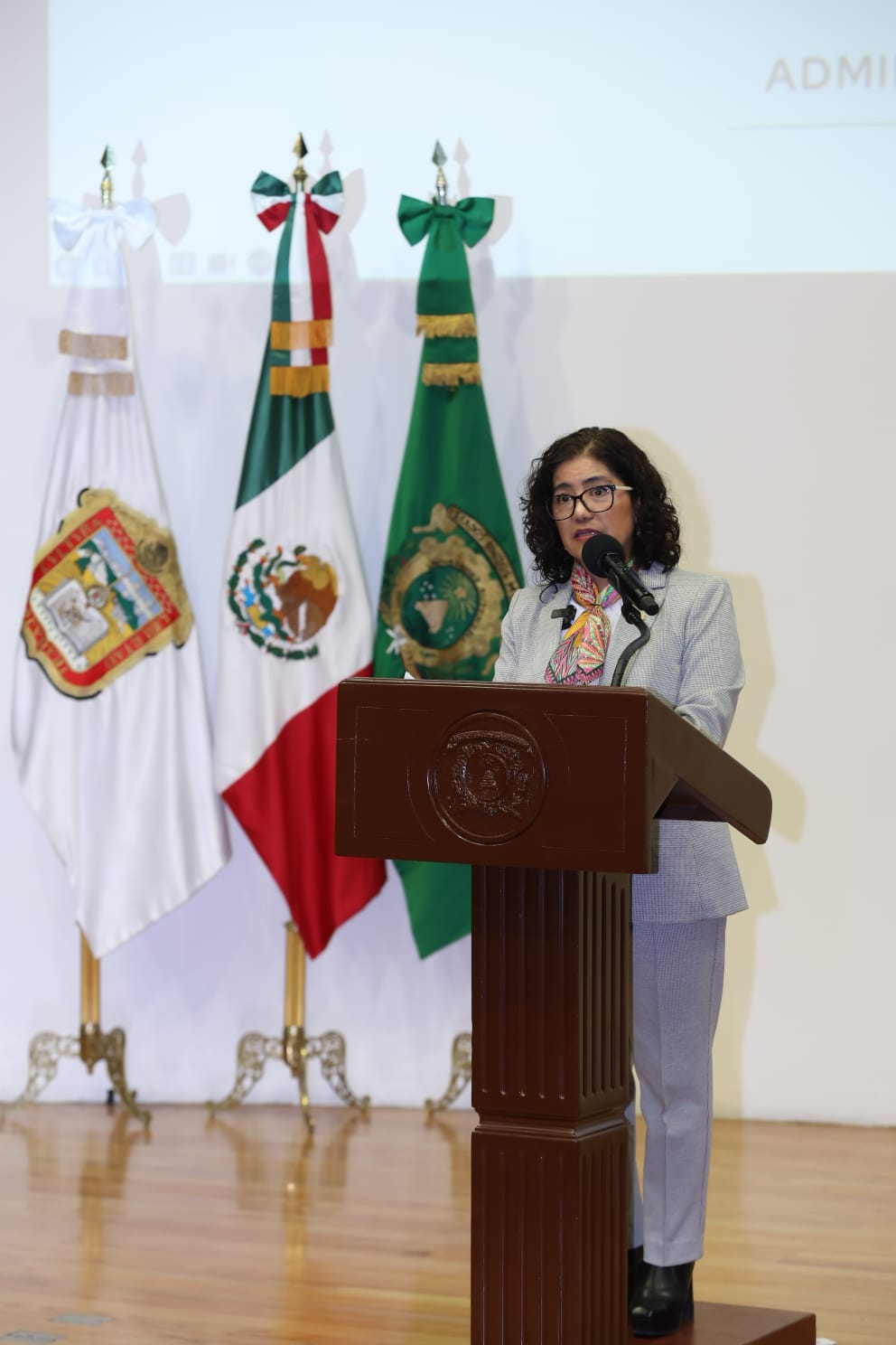 una-rectora-cercana-a-estudiantes-sera-zarza-quitaran-a-directivos-altisimos-sueldos-ofensivos