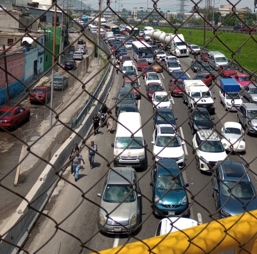 cerrada-la-autopista-mexicopachuca-por-volcadura-de-pipa-cargada-de-combustible