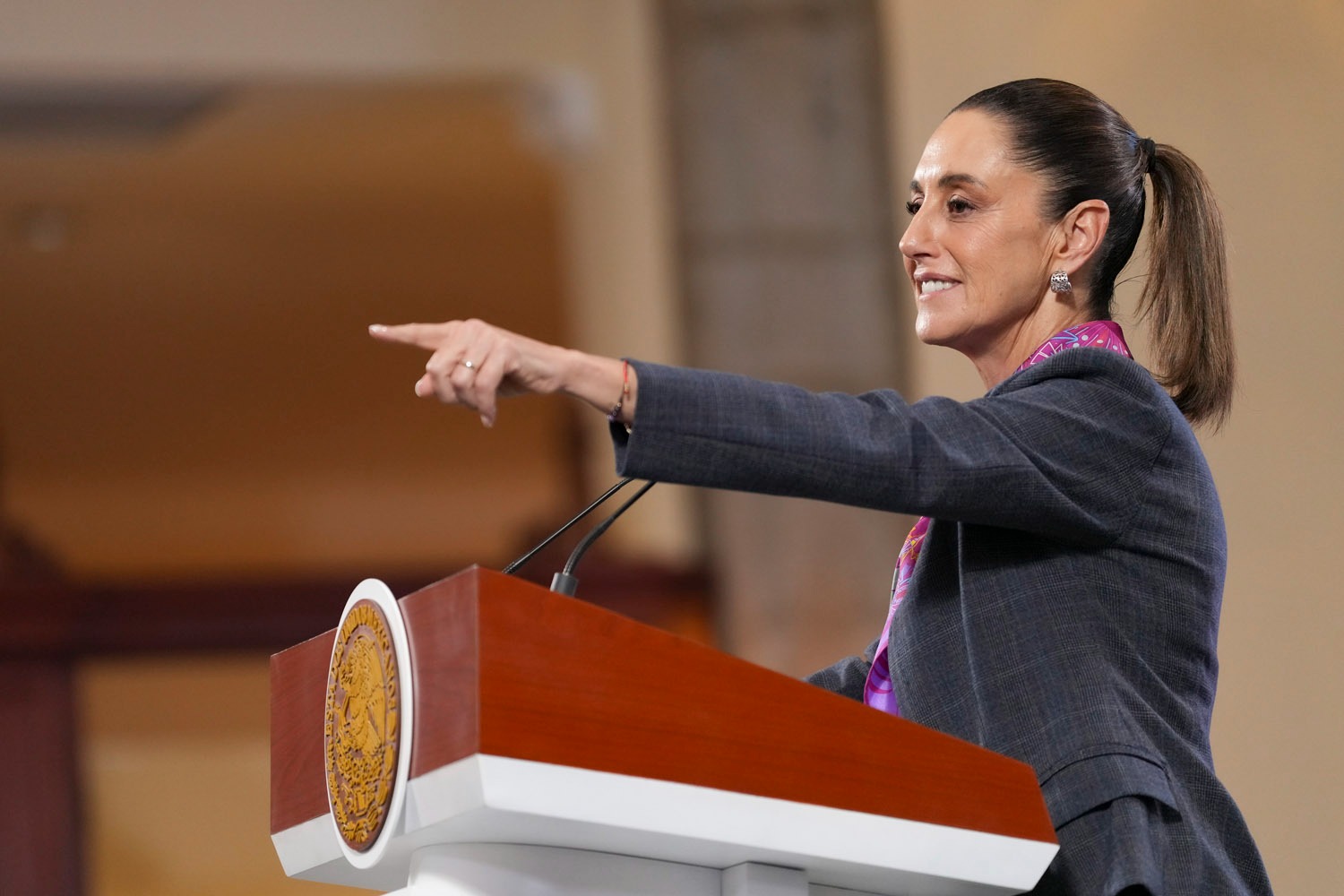 Sheinbaum responde a declaración machista del ‘Chicharito’; Chivas se desmarca