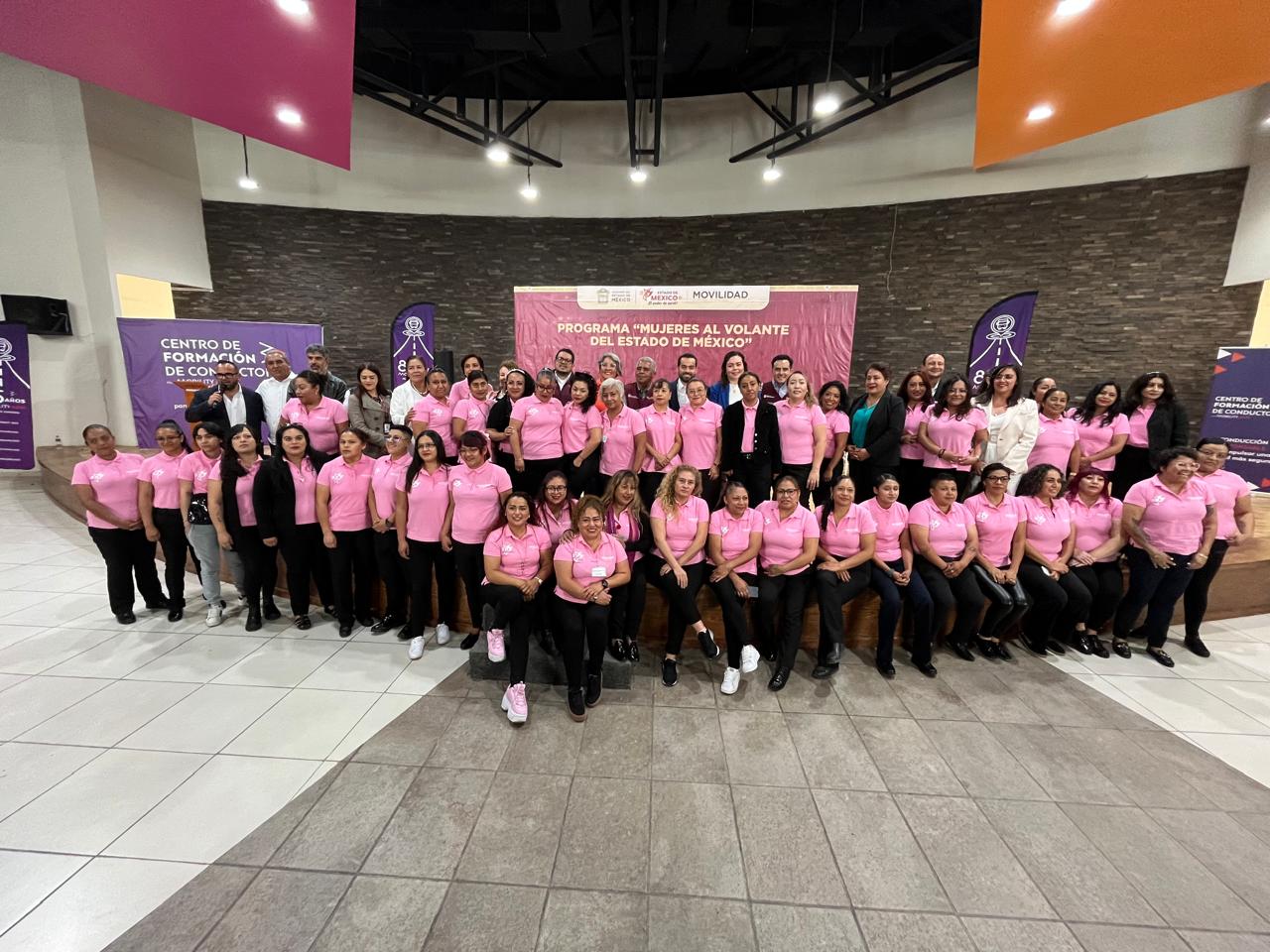 Continúa la  preparación  de mujeres  operadoras  de transporte  público en  el Edomex