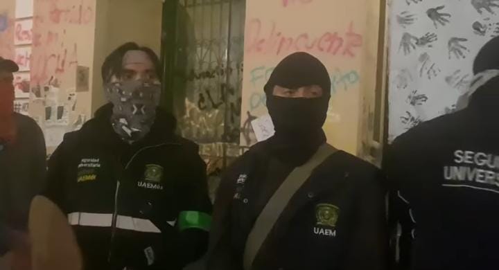 paristas-se-confrontan-y-desalojan-a-enjanbre-de-rectoria-se-deslinda-la-rectora