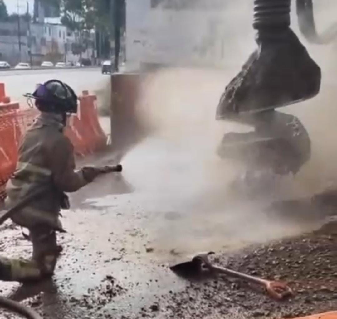 maquina-perfora-un-ducto-de-gas-natural-en-coacalco