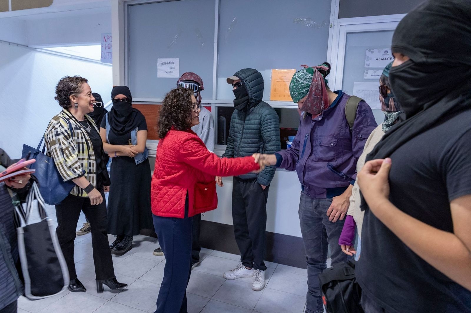 rectora-martha-patricia-zarza-escucha-las-demandas-estudiantiles-en-facultad-de-lenguas