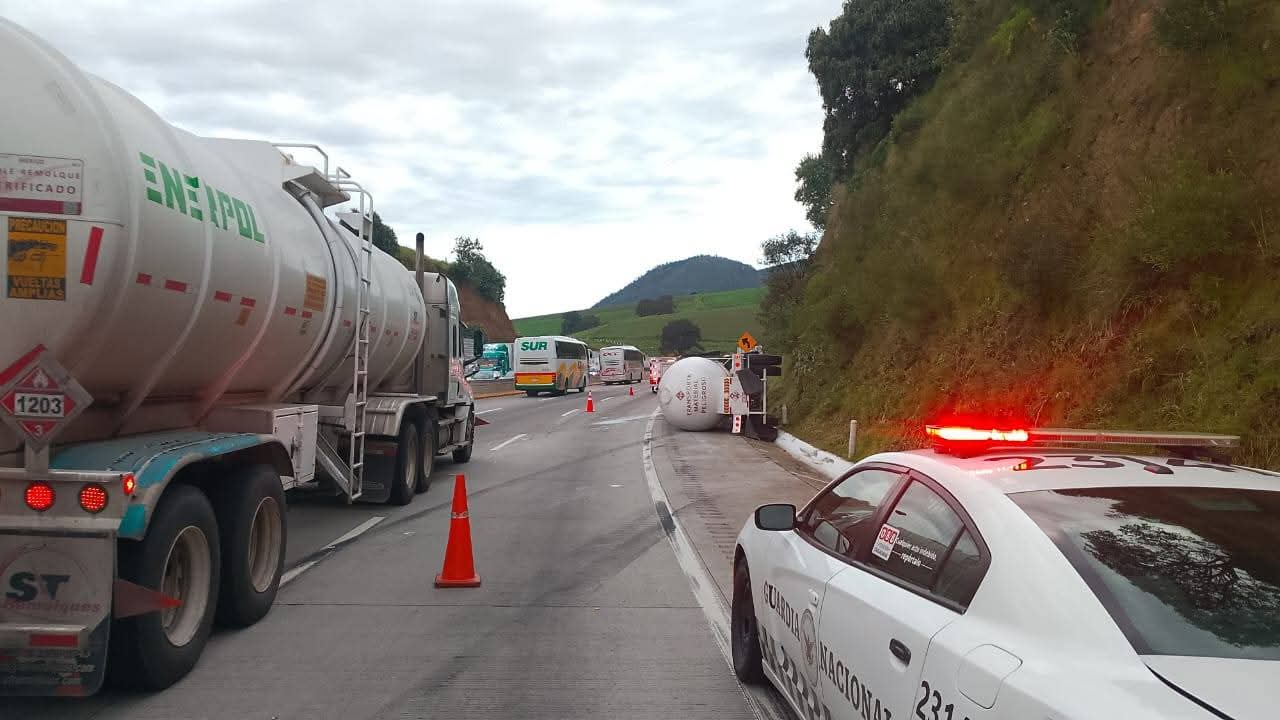volcadura-de-pipa-cargada-de-combustible-provoca-trafico-en-la-autopista-mexicopuebla