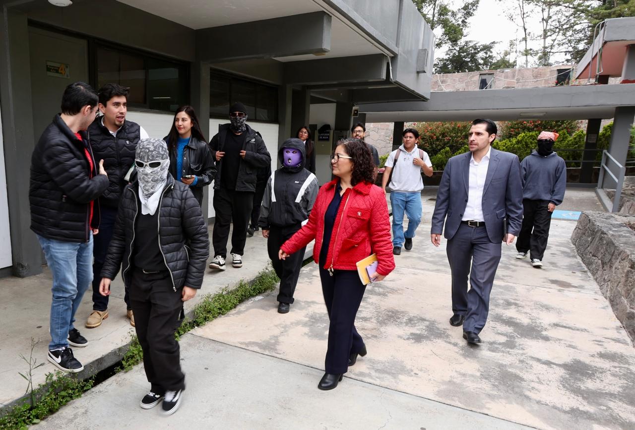 Entregan pliego  petitorio de  la Facultad  de Derecho  a la rectora  Martha Zarza