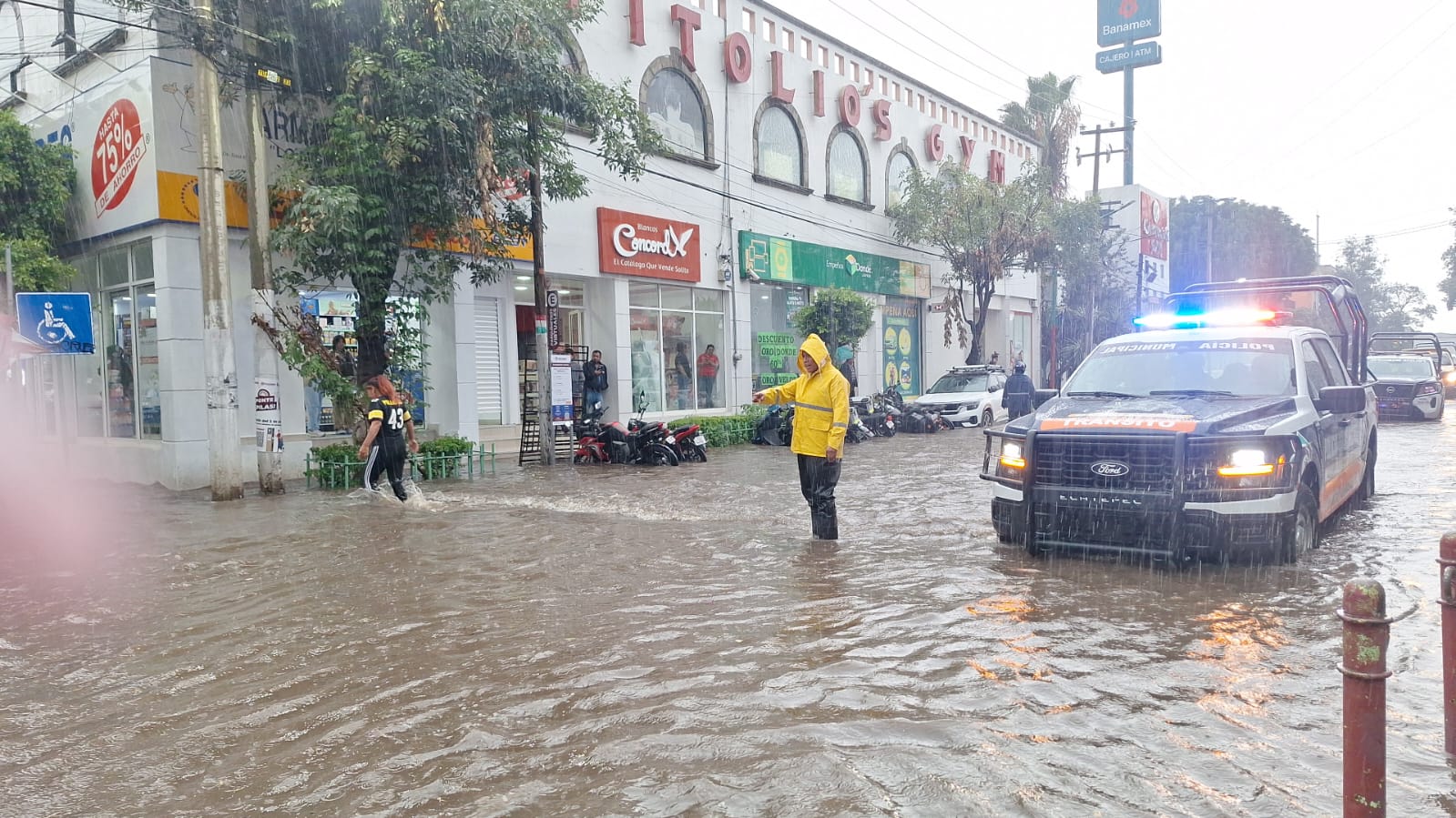 Personal de Operativo Tormenta da atención inmediata a encharcamientos