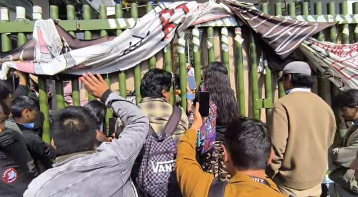 Estudiantes  que piden  regreso a   actividad  presencial  buscan que  paristas cedan  CU de UAEM;  autoridades  intentan  mediar diálogo