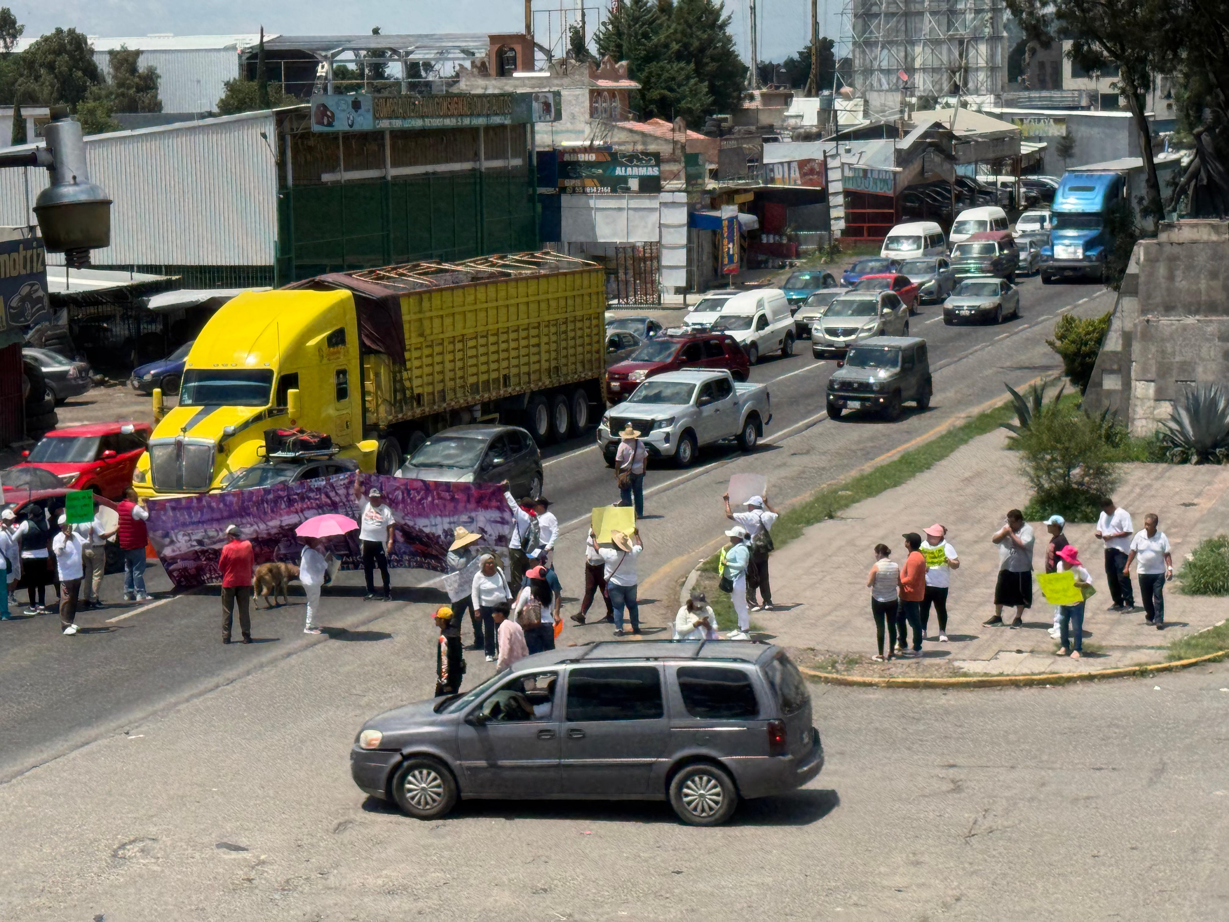comerciantes-bloquean-la-lecheria-texcoco-exigen-reubicacion