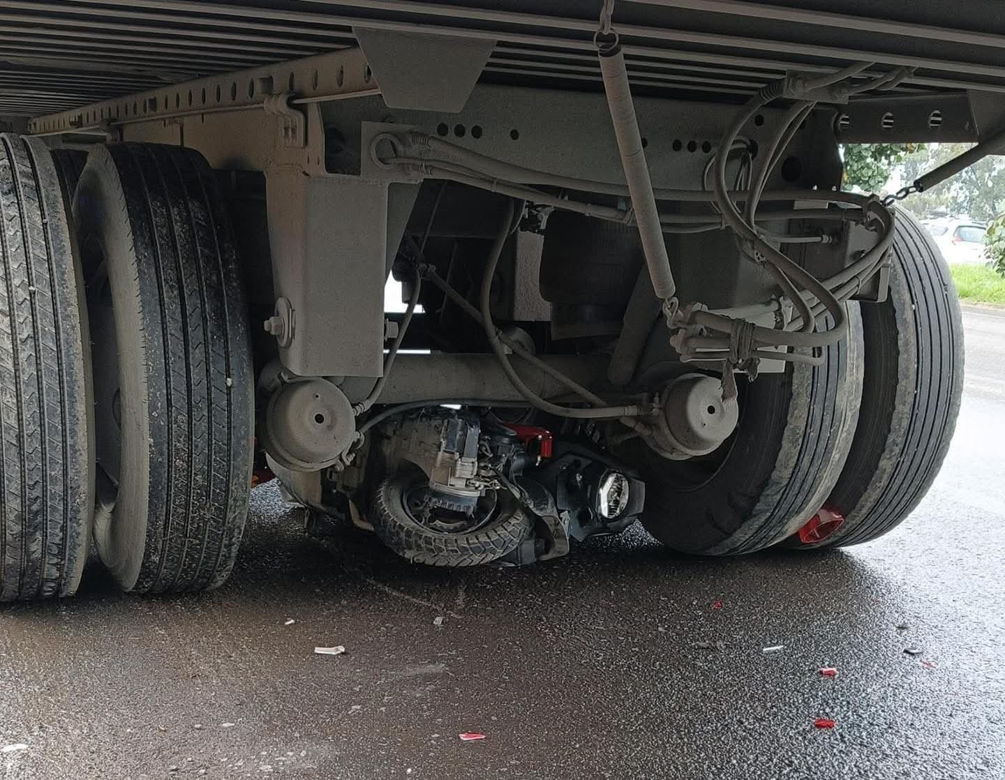 muere-mujer-motociclista-arrollada-por-un-trailer