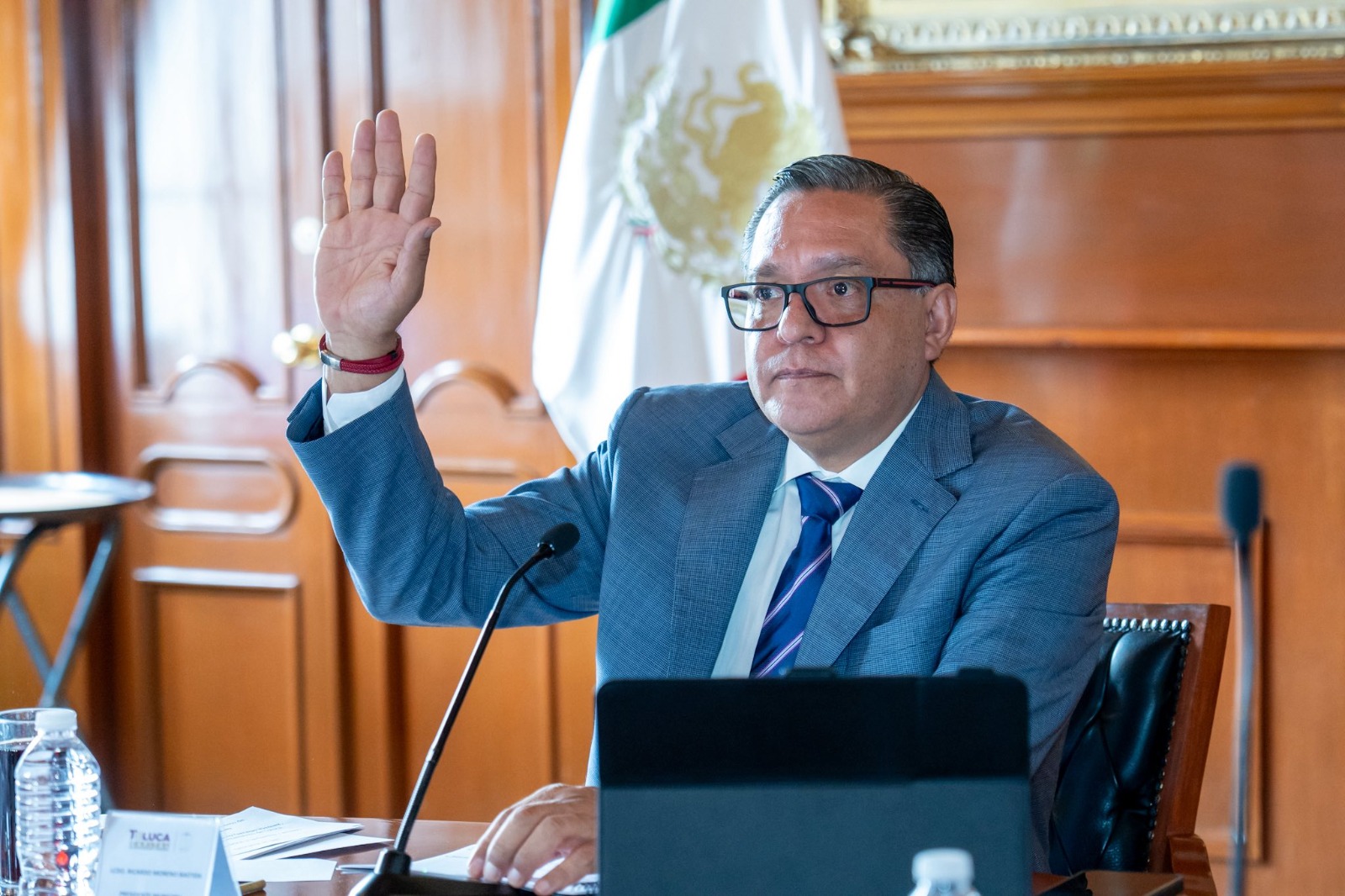 Reprochan ausencia del alcalde ante inundaciones en Toluca; afirma RM que atendió emergencia desde Grecia