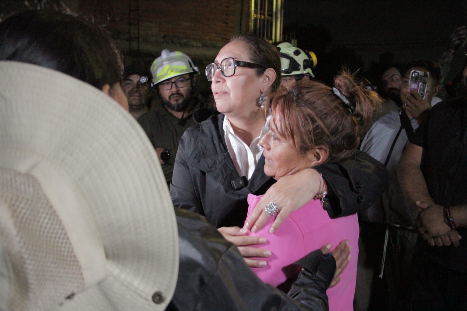 Brinda apoyo Azucena a afectados por caída de un muro en Ecatepec