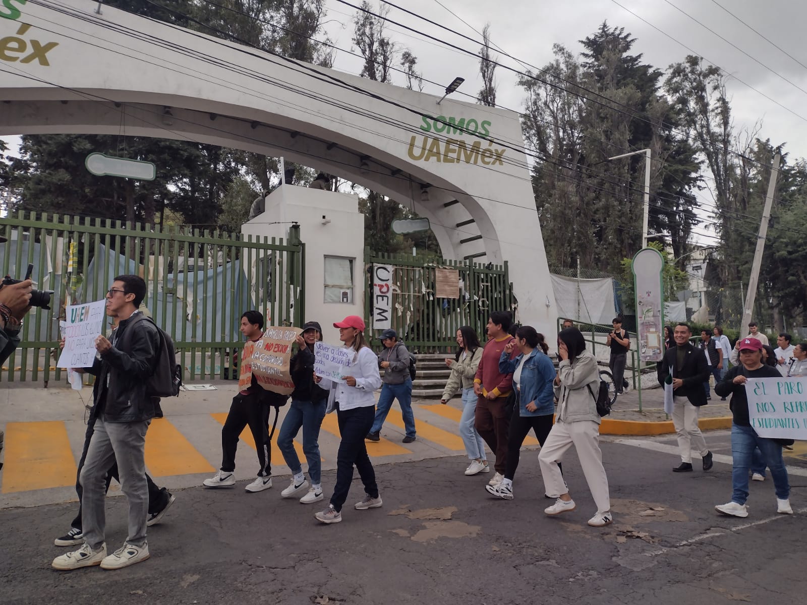 Con burlas, responden paristas de Economía en UAEM a estudiantes que piden iniciar clases