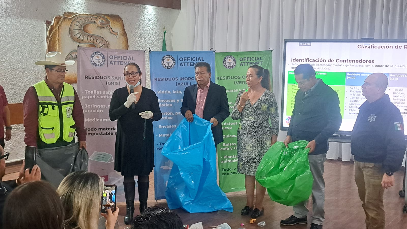 azucena-va-con-pueblo-de-ecatepec-por-el-record-guinness-en-recoleccion-de-basura