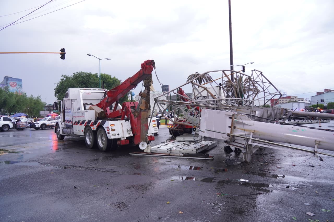 cae-anuncio-espectacular-sobre-auto-en-tlalnepantla-se-reporta-saldo-blanco