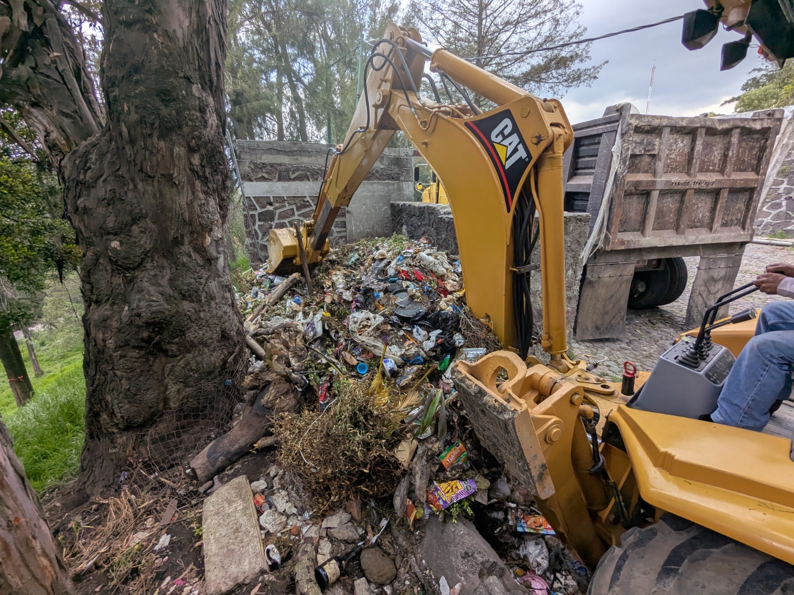 Toluqueños utilizan ‘El Calvario’ como vil tiradero clandestino; retiran 8 toneladas de basura