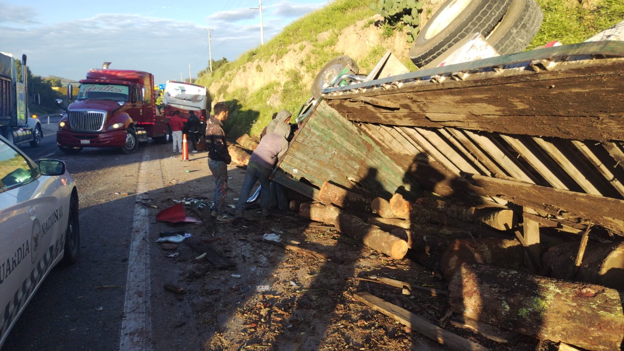 accidente-entre-autobus-y-camion-de-carga-deja-17-lesionados