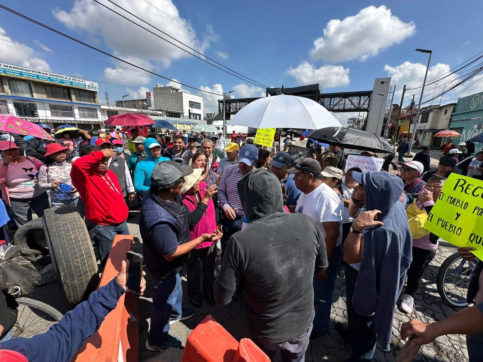 vecinos-bloquean-la-mexicocuautla-denuncian-falta-de-agua-y-obras-publicas