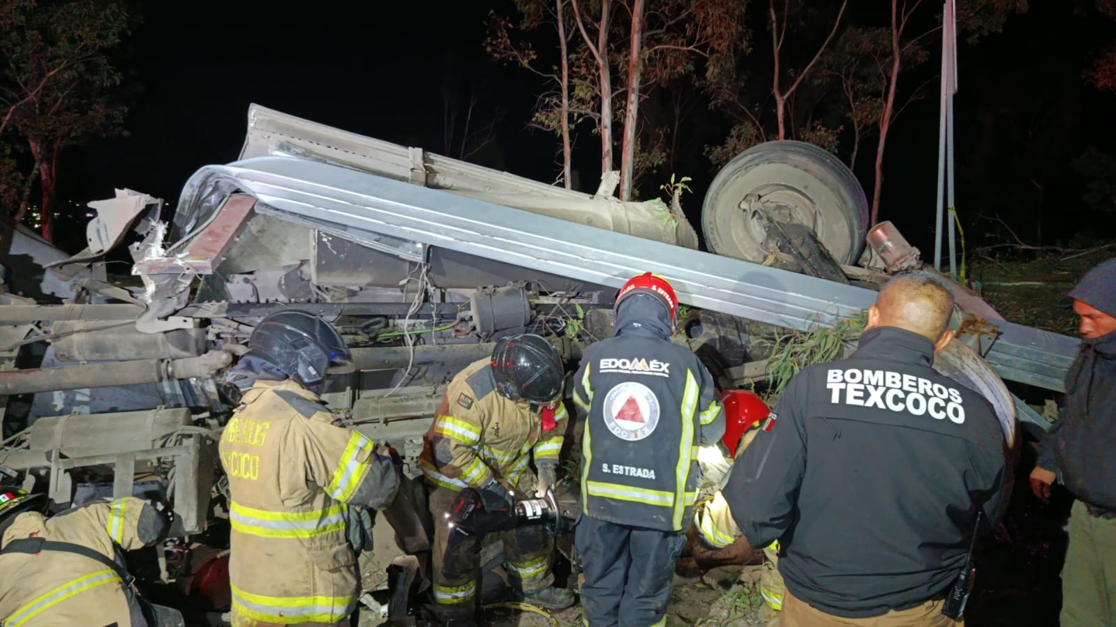muere-conductor-tras-volcar-su-tractocamion-en-la-texcococalpulalpan