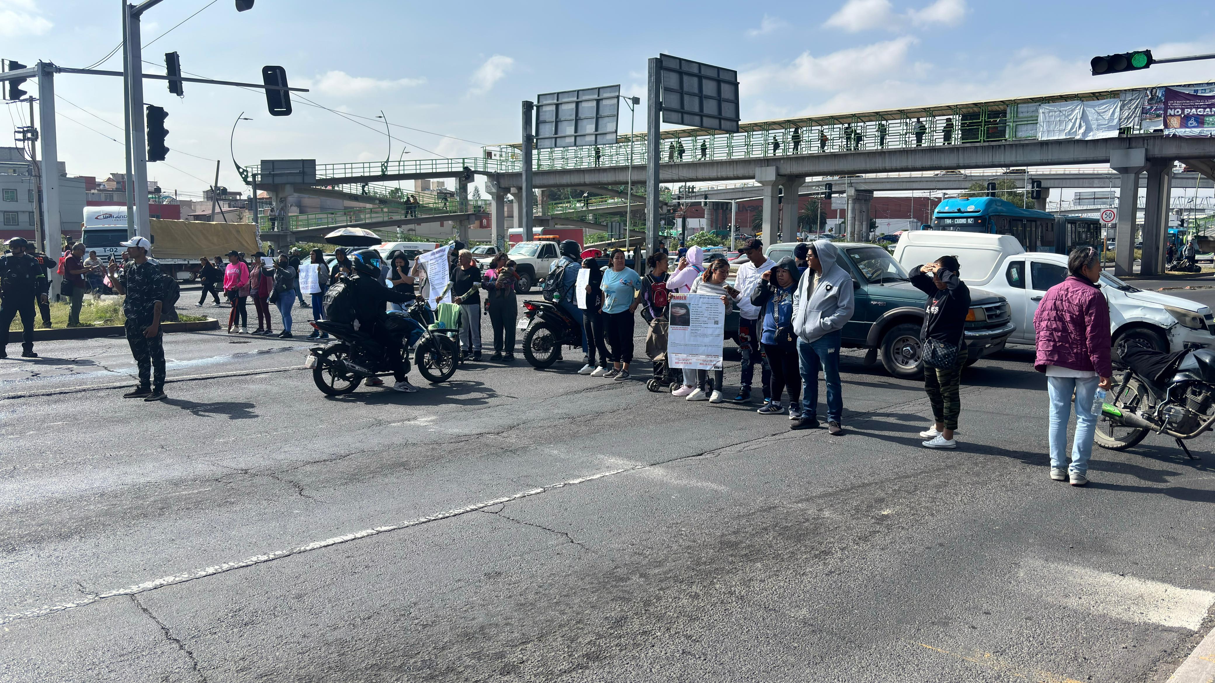 grupo-de-personas-bloquean-avenida-central-por-desaparicion-de-menor-en-ecatepec