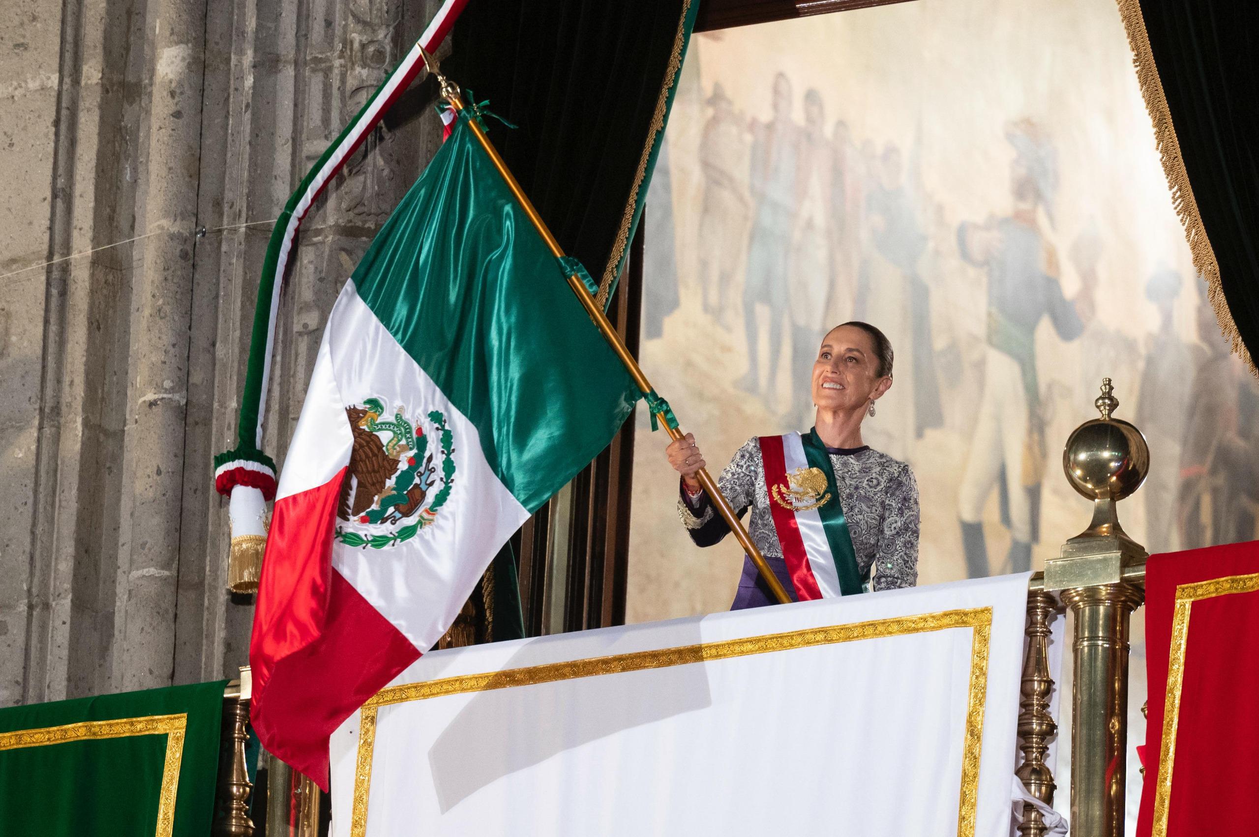 ¡HISTÓRICO! PRESIDENTA CLAUDIA SHEINBAUM ENCABEZA GRITO DE INDEPENDENCIA; PRIMERA MUJER EN 215 AÑOS