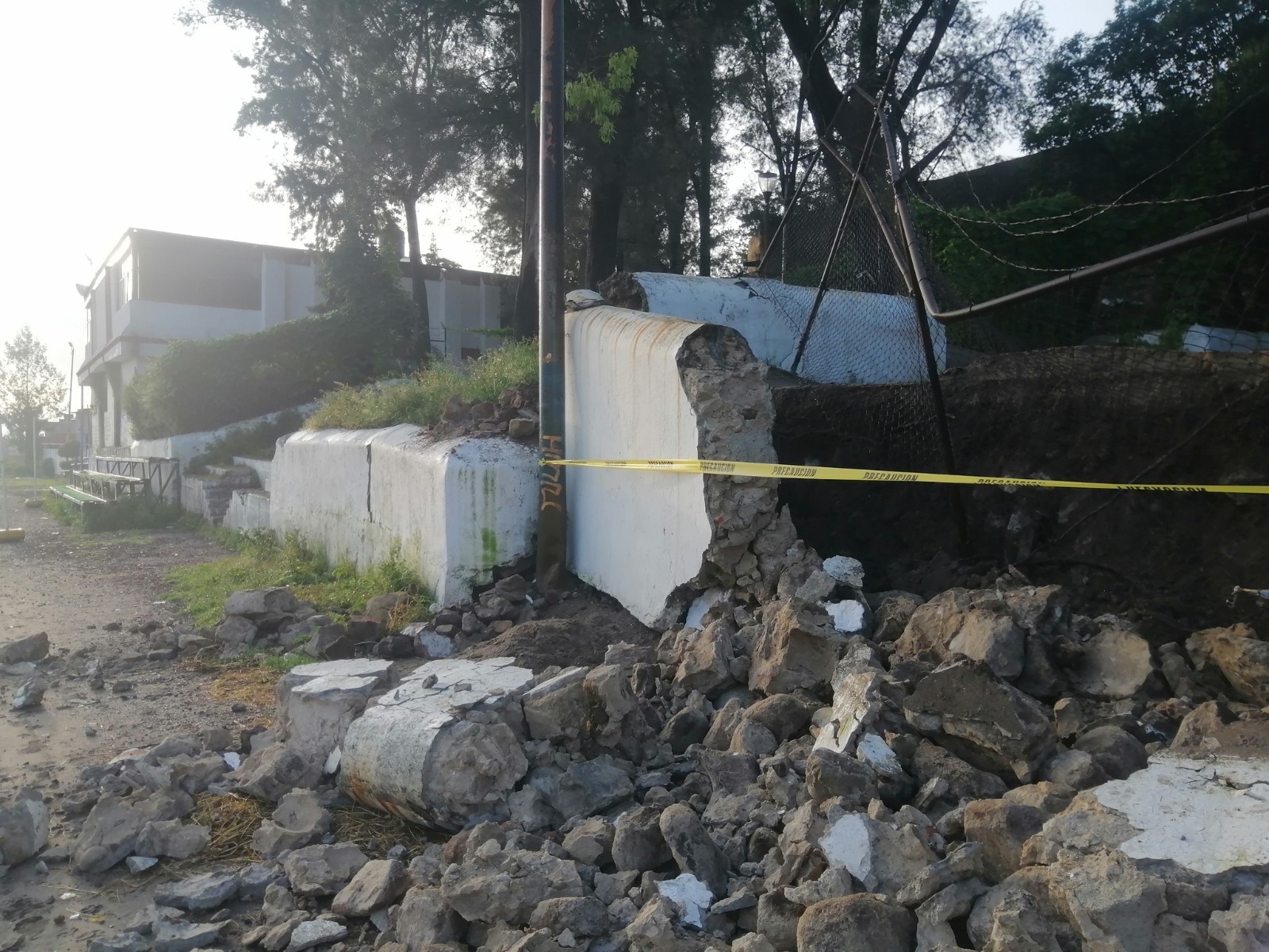 cae-muro-de-parroquia-historica-en-cuautitlan-izcalli-por-fuerte-lluvia