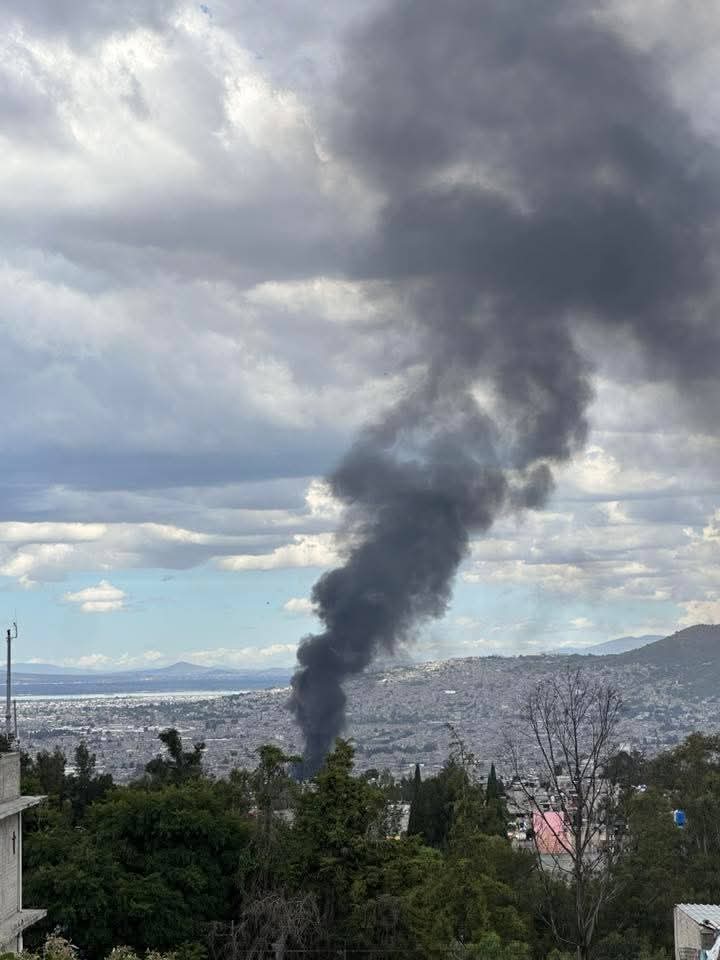 Fuerte incendio en fábrica de pinturas en Los Reyes La Paz