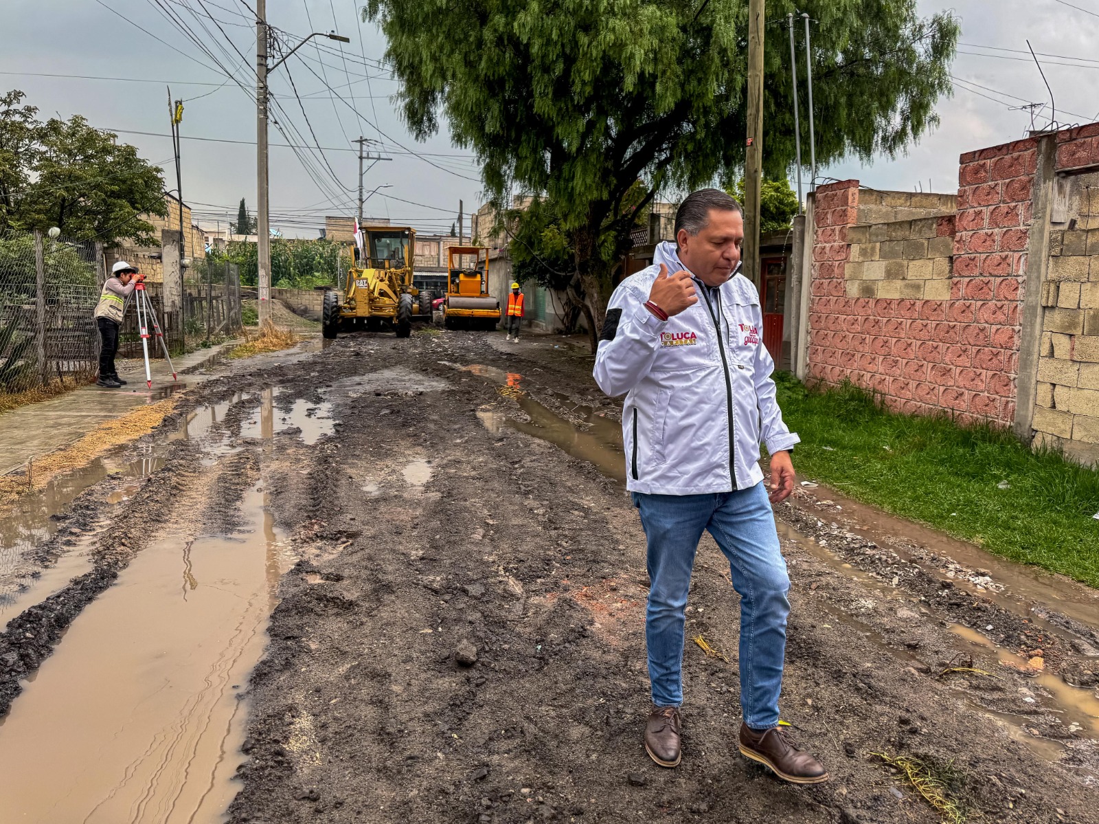Con concreto ecológico, va pavimentación de la calle Bicentenario de S. Cristobal Huichochitlán