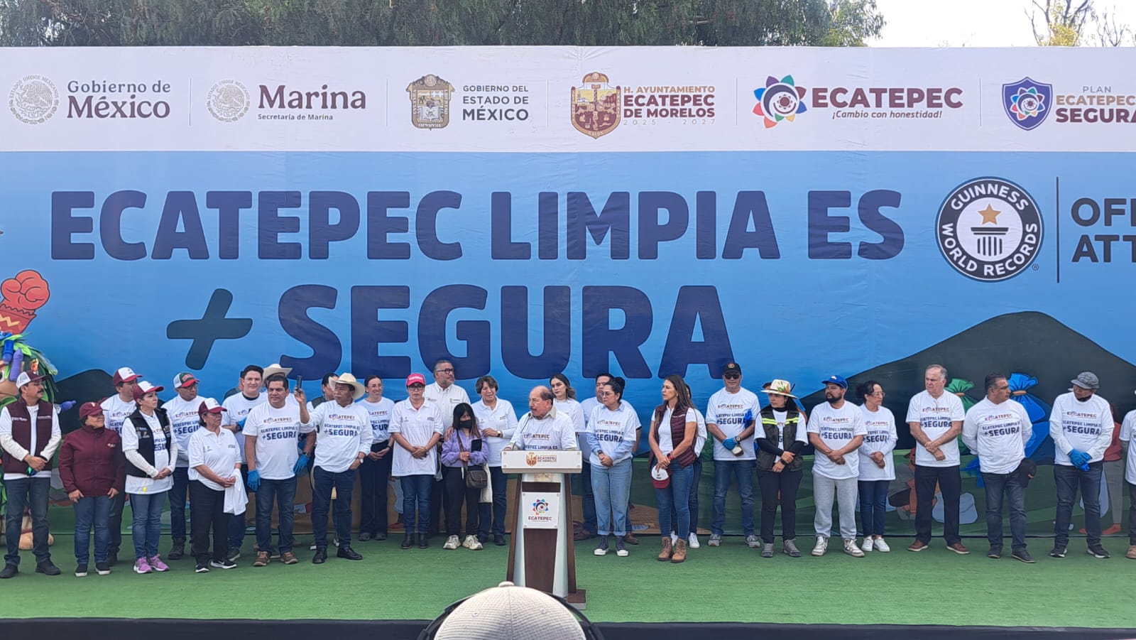 se-reunieron-mas-de-150-mil-ecatepenses-para-recolectar-basura-en-busca-de-record-ginness