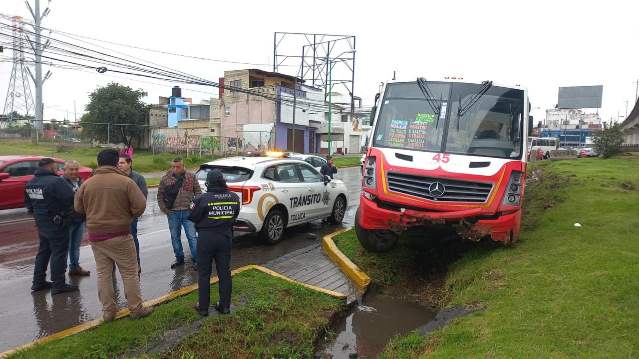 Otro autobús accidentado por exceso de velocidad en Toluca; lo remiten al corralón