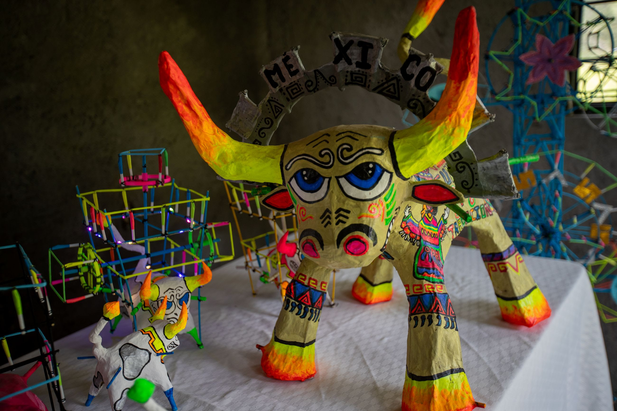 El arte de la pirotecnia en cartonería, creado por manos mexiquenses para las Fiestas Patrias
