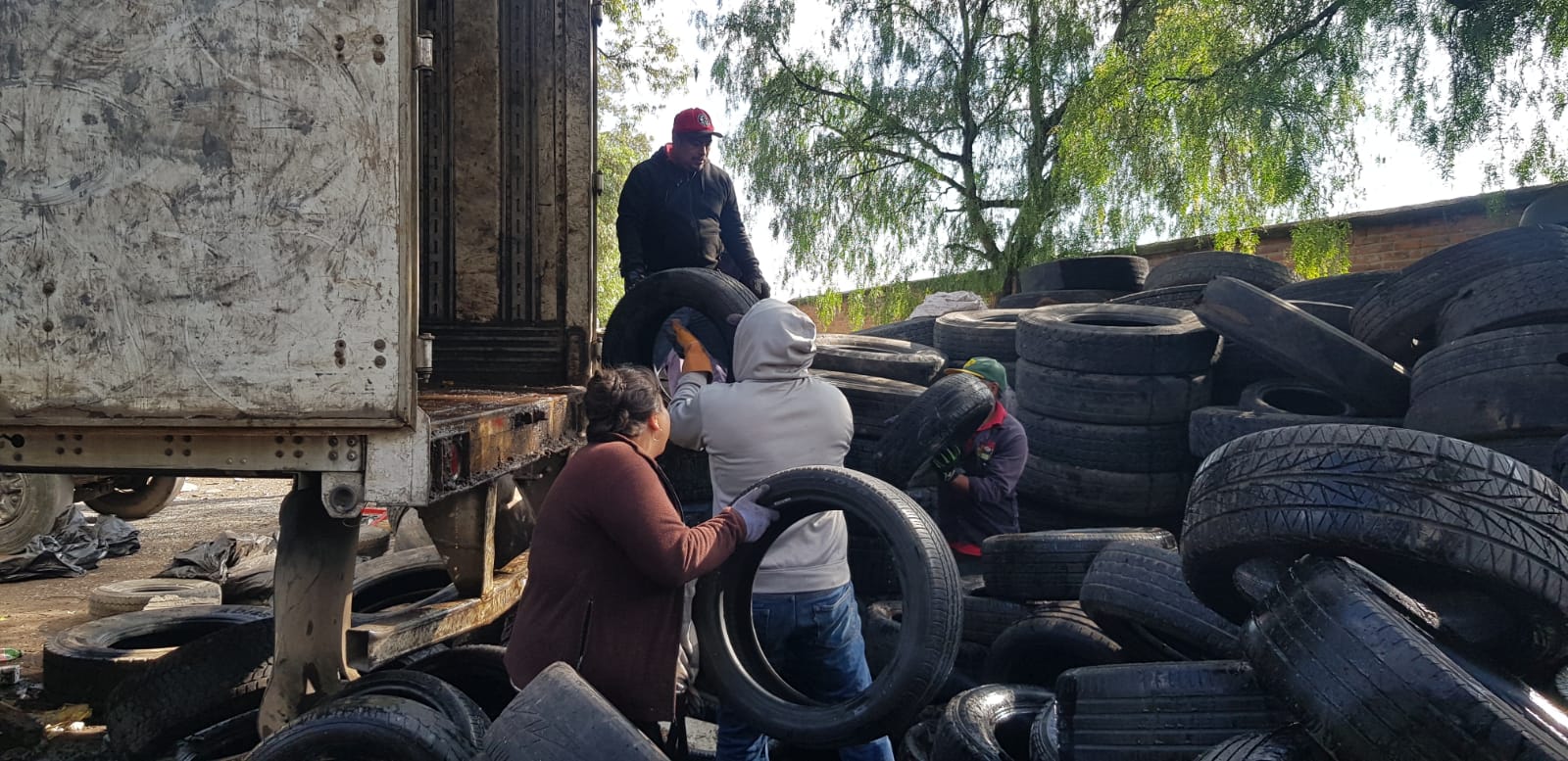 entregan-mil-460-llantas-en-desuso-a-empresa-para-usarlas-como-combustible