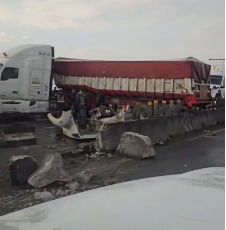 accidente-de-trailer-provoca-cierre-del-circuito-exterior-mexiquense