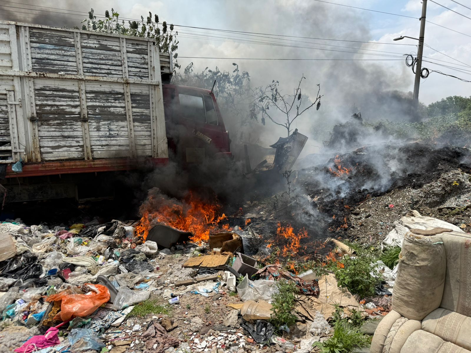 bomberos-sofocan-incendio-en-tiradero-clandestino-de-uprez