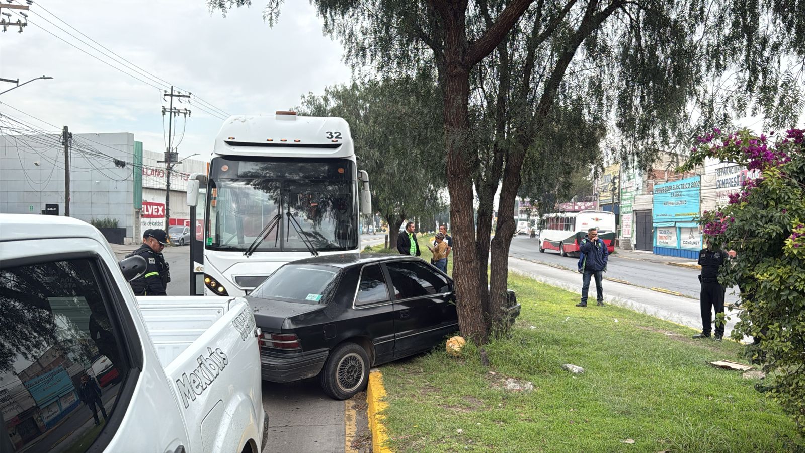 Automovilista invade carril confinado y provoca choque contra Mexibús