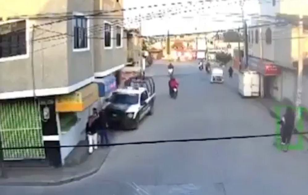 Patrulla de Chimalhuacán arrolla a mujer y la deja gravemente herida