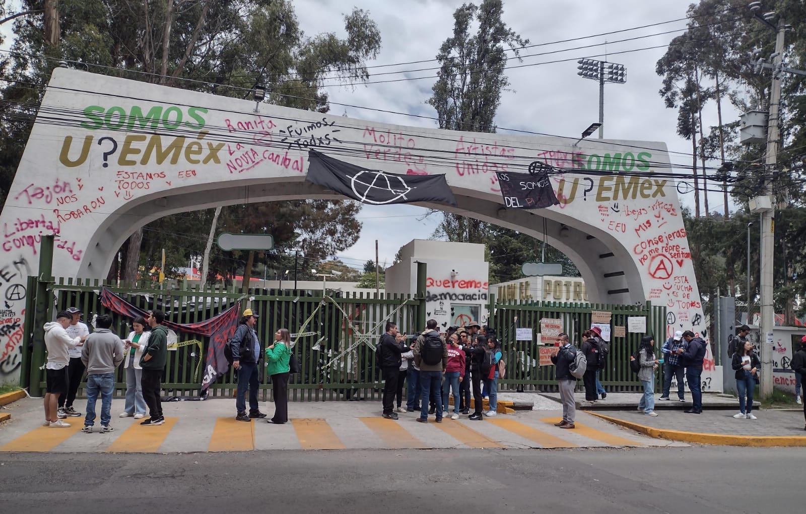 liberadas-6-facultades-en-ciudad-universitaria-de-la-uaem-4-siguen-en-manos-de-los-paristas