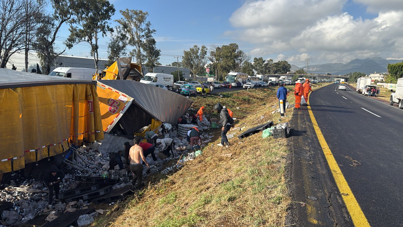 vuelca-trailer-cargado-de-cerveza-y-personas-roban-la-carga