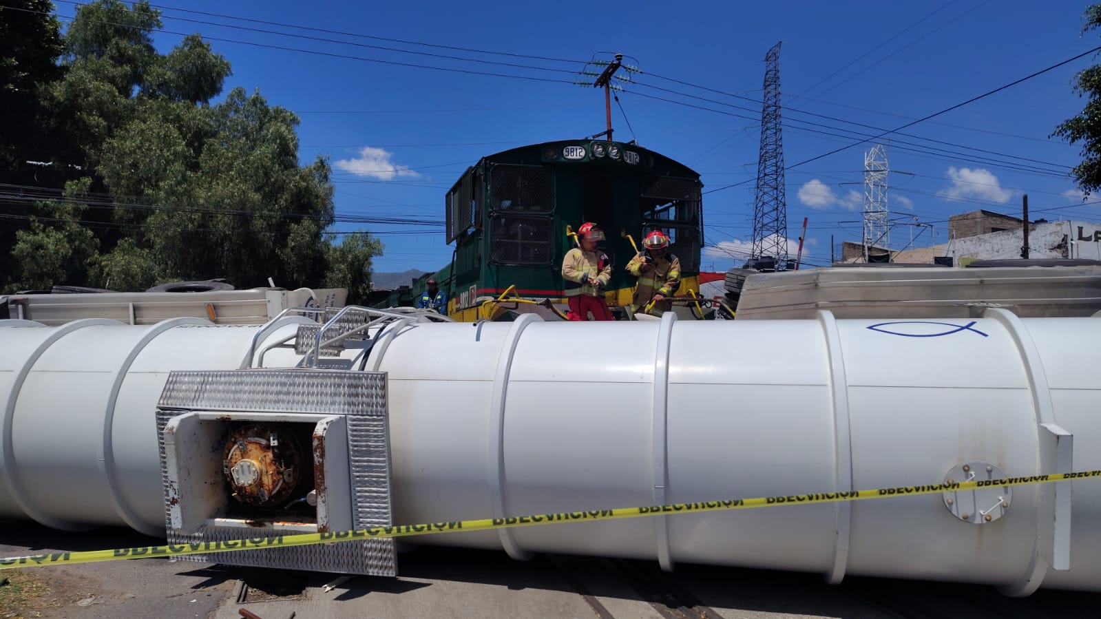Tren embiste  a pipa que  intentó ganar  el paso en  Ecatepec;  se reporta  saldo blanco