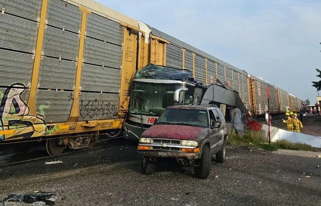 Sube a diez   el número   de fallecidos   por choque   entre tren y   autobús en   Atlacomulco