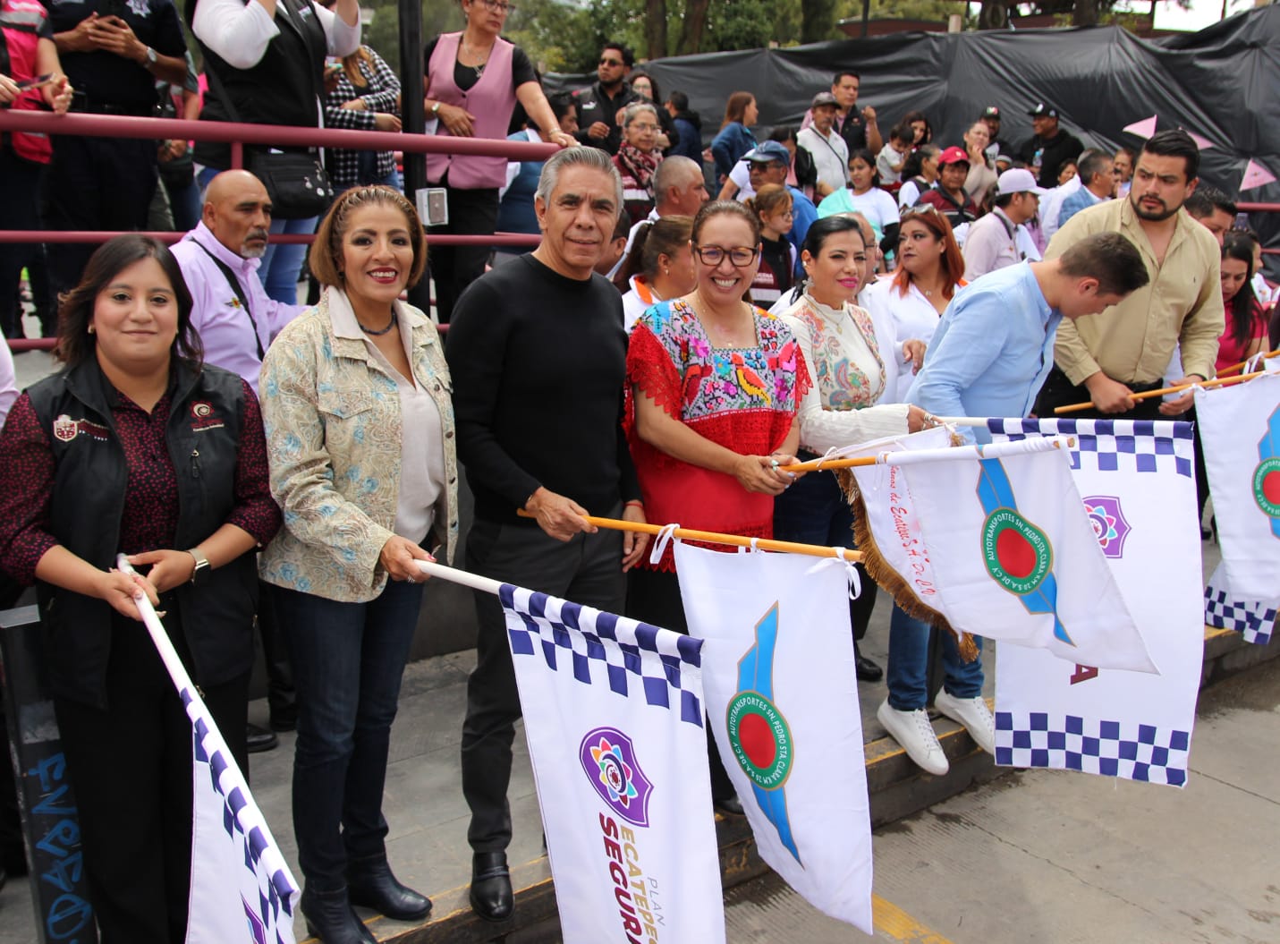 Azucena da banderazo a rutas de Transporte Rosa en Ecatepec operadas por mujeres