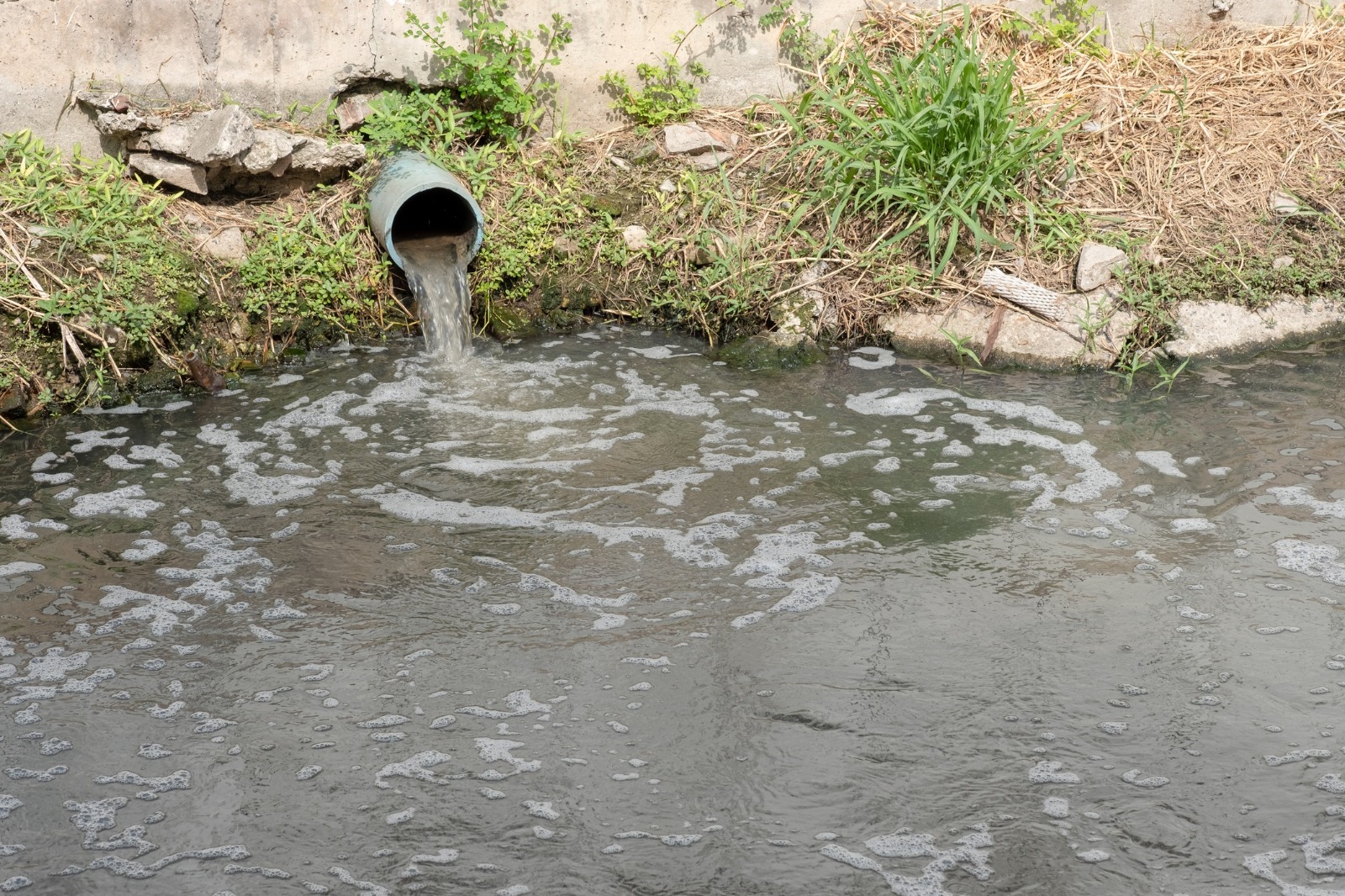 Empresarios evaden pago por descarga de agua negra en Toluca y sólo 54% de ciudadanos ha pagado agua potable