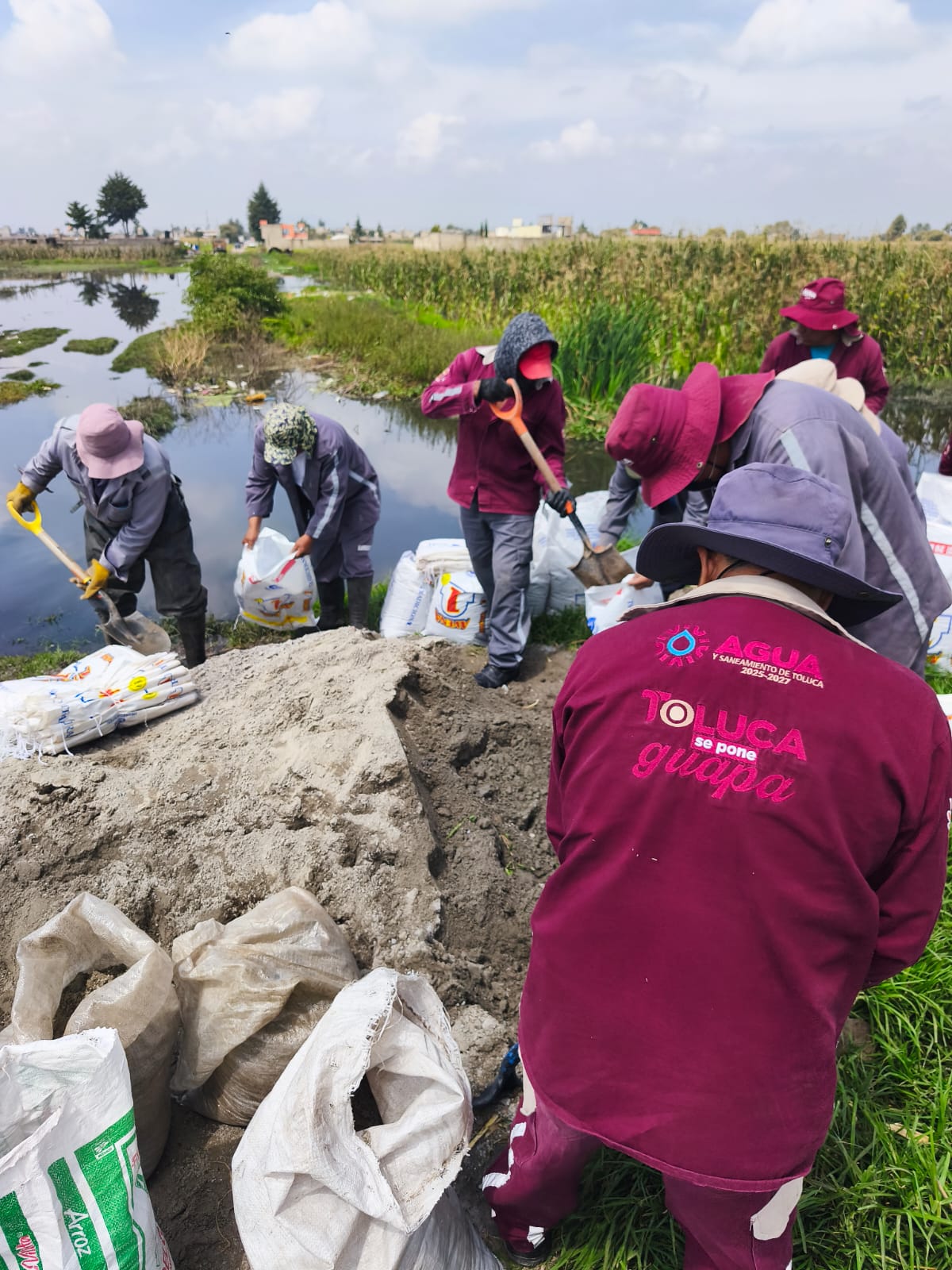 Resguardan a familias de Arroyo Cano en Toluca ante deslizamiento de tierra
