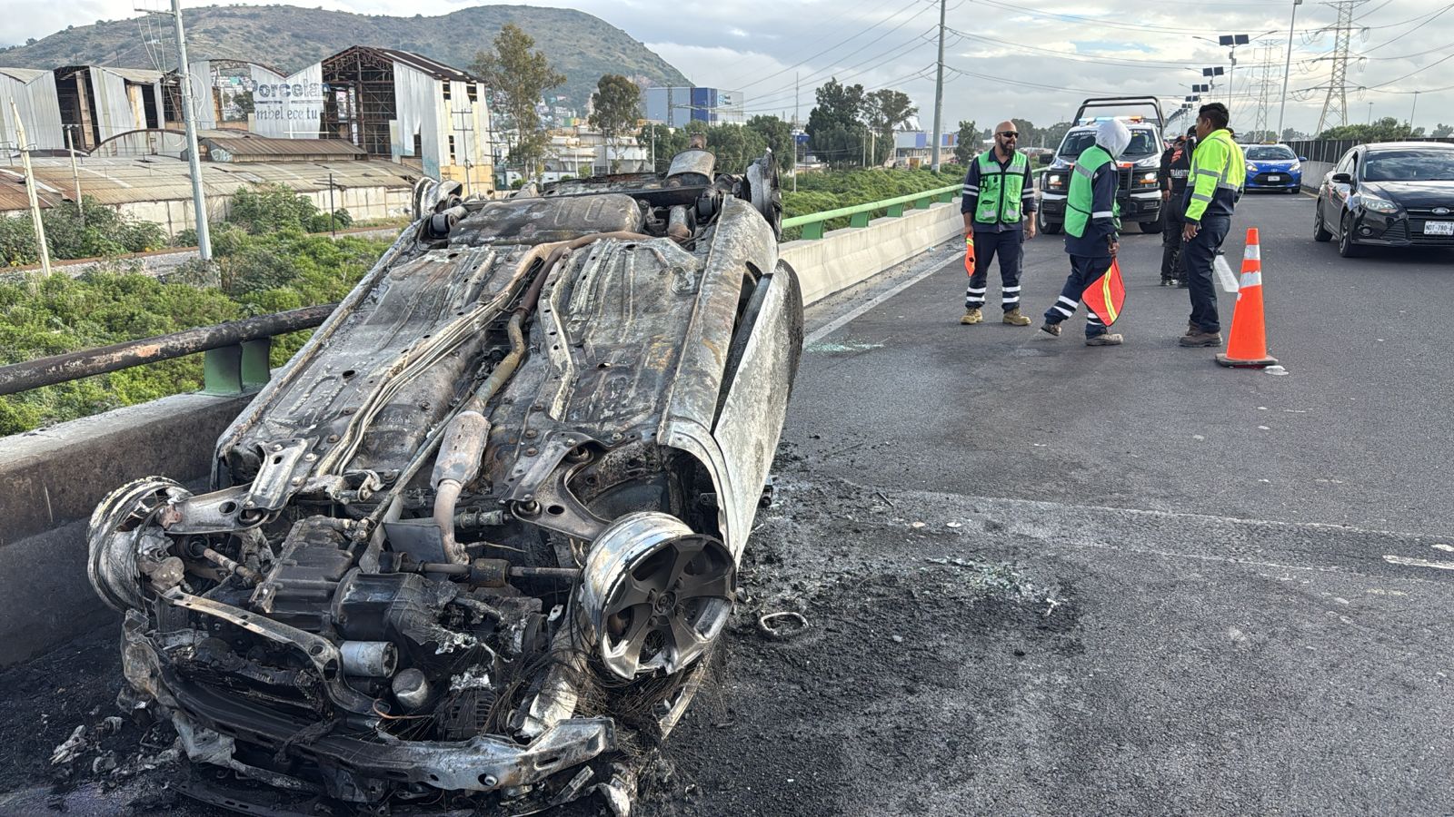 se-incendia-auto-tras-volcar-en-la-autopista-siervo-de-la-nacion