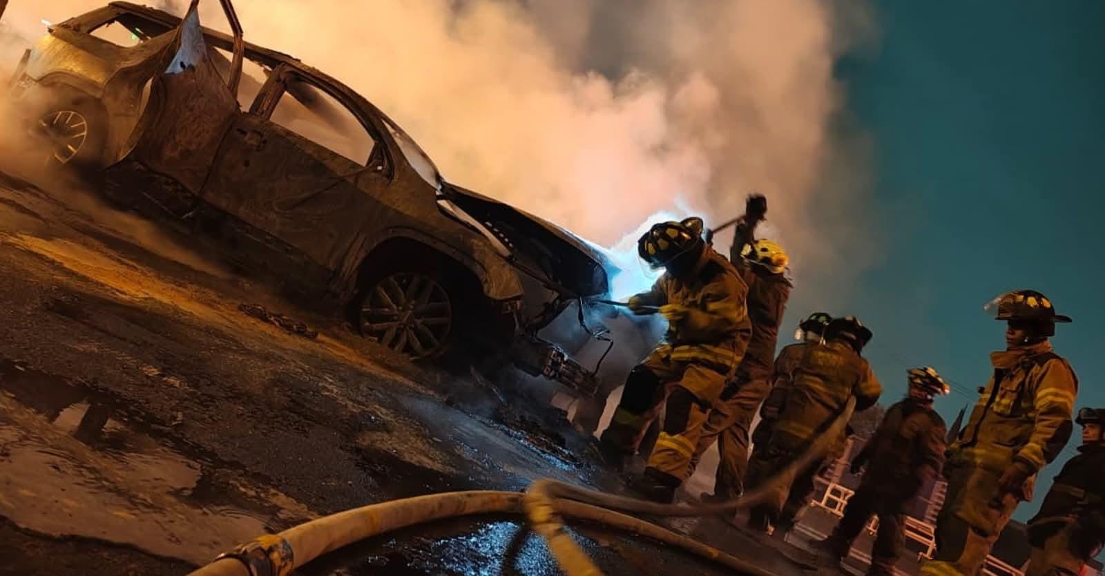 mujer-se-pasa-la-caseta-y-su-camioneta-se-incendia-en-la-mexicopiramides